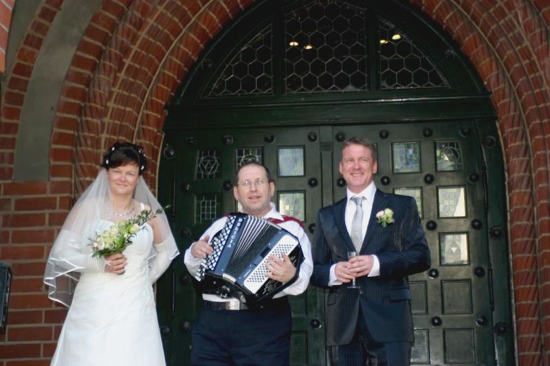 Die Brautpaar bleibt stehen am Eingang ins Rathaus und 'Hochzeitsmarsch' wird noch eione Weile gespielt