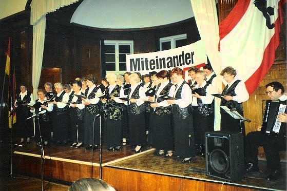 Berlin. Akkordeonspieler begleitet das Chor des Verbandes Jahresringe e. V.